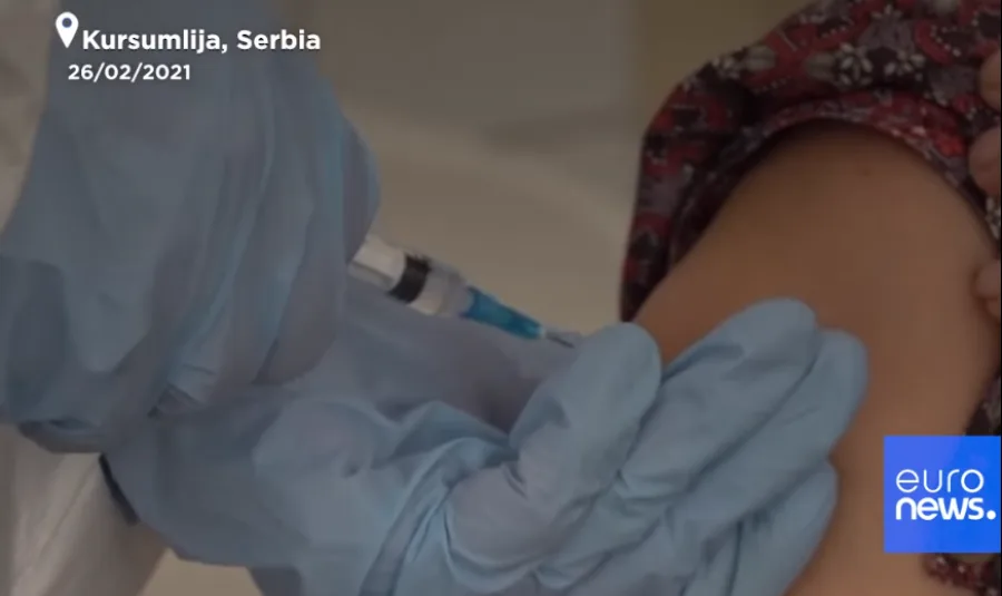 Me pamje pa koment, Euronewsi shfaq qytetarët që nga Kosova shkojnë në Serbi për t’u vaksinuar