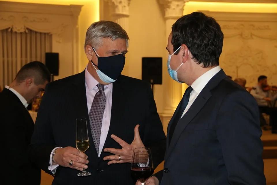 Ambasadori amerikan: Fituesit e zgjedhjeve ta krijojnë Qeverinë shpejt, s’ka kohë për vonesa