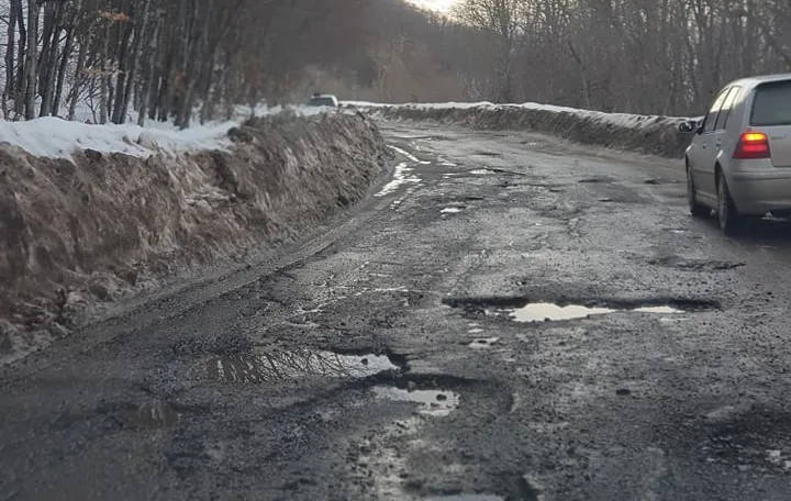 Rruga për Brezovicë plot me gropa, qytetarët ankohen se po iu dëmtohen veturat