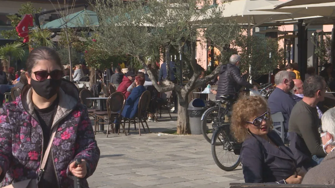 Mjekët e Shqipërisë thirrje qeverisë: Mbyllni një muaj shkollat, lokalet dhe urbanët