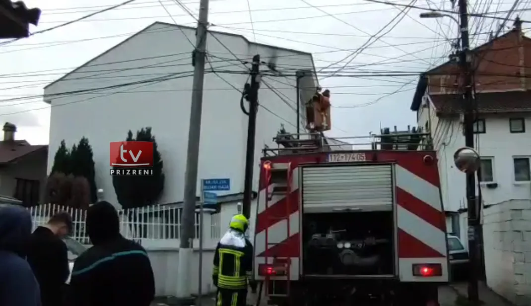 Digjen kabllot elektrike në një shtëpi në Prizren