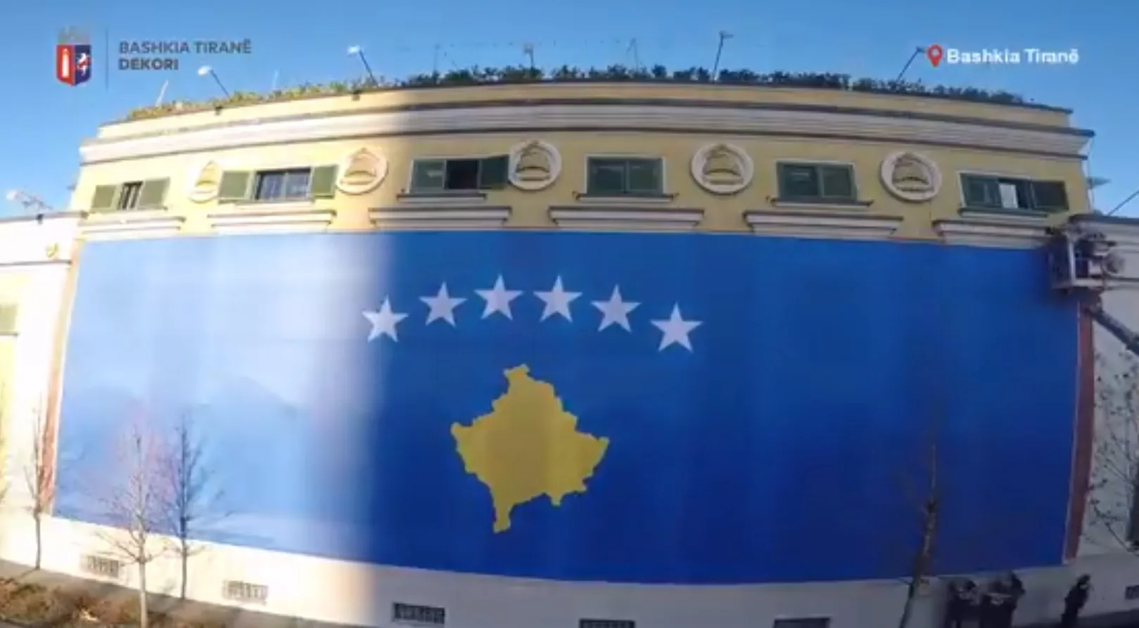 Një flamur gjigant i Kosovës vendoset në zemër të Tiranës