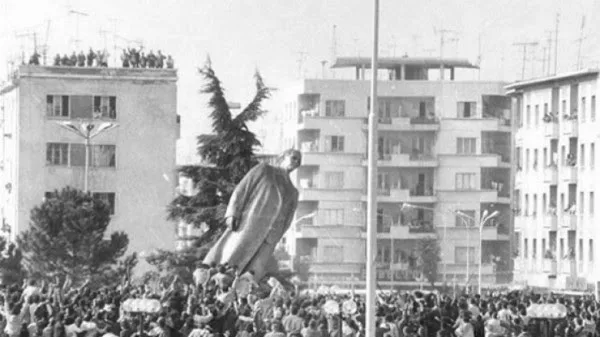 30 vjet nga rrëzimi i bustit të diktatorit Enver Hoxha