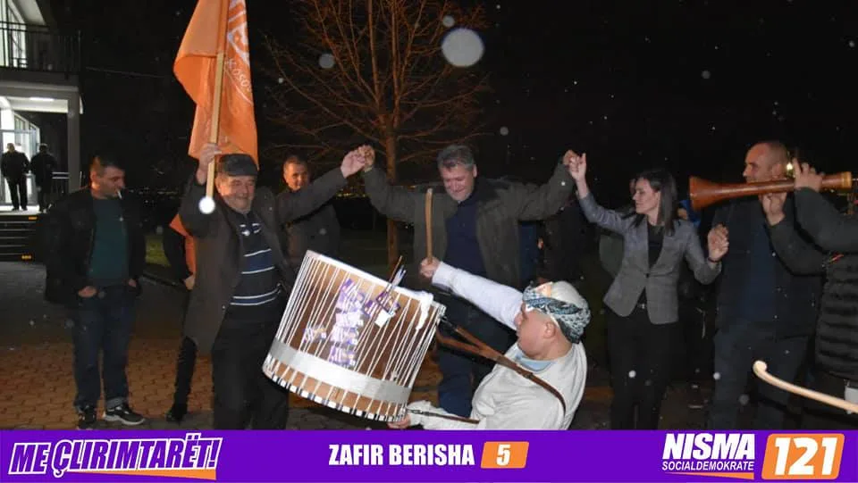 Bashkëvendasit i bëjnë pritje të ngrohtë Zafir Berishës dhe kandidatëve për deputetë të Nisma Socialdemokrate