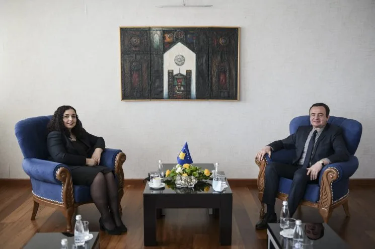 Vjosa Osmani i shkon në zyre Albin Kurtit