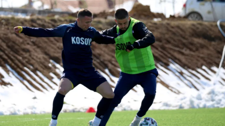 Me përkushtim të madh, Kosova po përgatitet për ndeshjen ndaj Suedisë