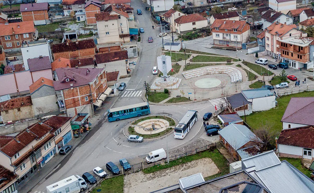 Në Zhur, shoferi shkel këmbësorin dhe ik nga vendi i ngjarjes