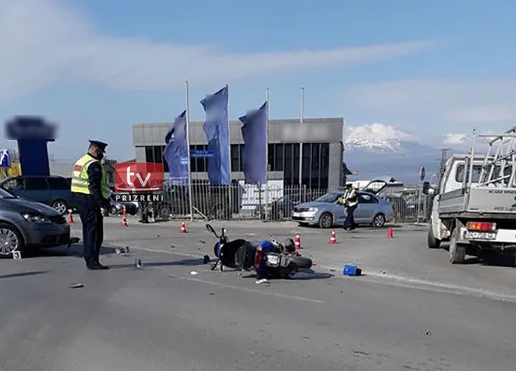 Aksident në Prizren, lëndohet një motoçiklist