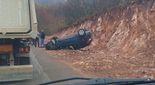 Vetaksidentohet një veturë në Gjonaj të Hasit