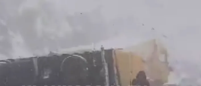Vetëaksidentohet një maune në dalje të tunelit të Kalimashit (VIDEO)