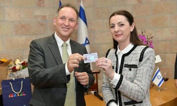 Ambasadorja e Kosovës në Izrael merr kartelën identifikuese prej diplomateje