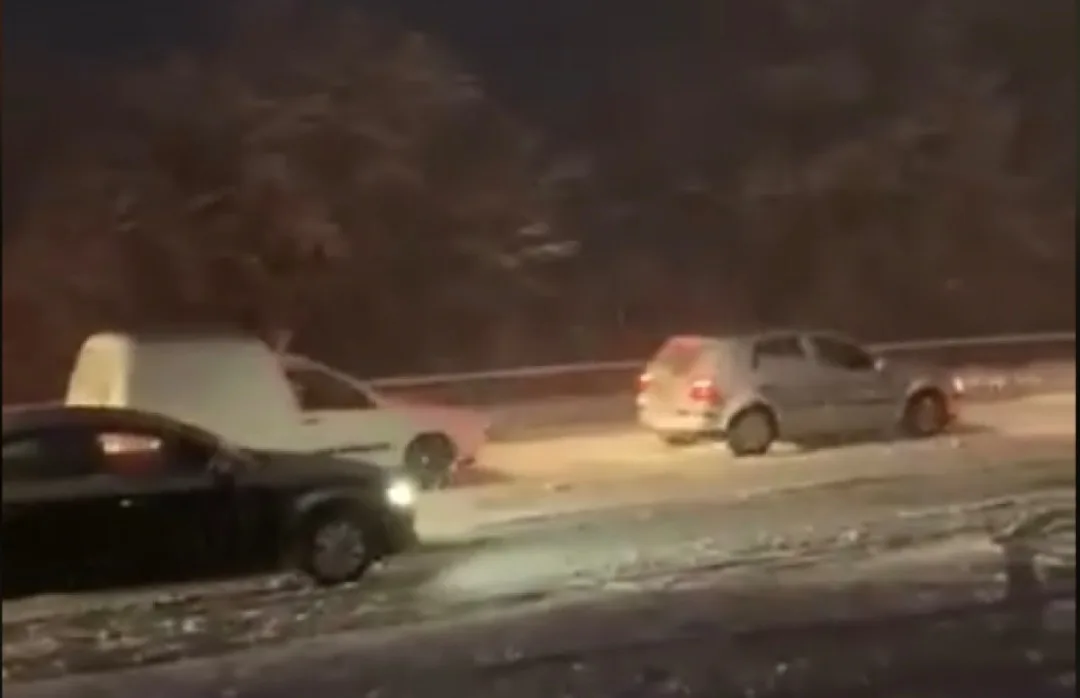 Bora në magjistralen Prizren-Gjakovë krijon kolona, MI-ja thotë se rrugët janë të pastruara