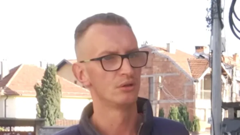 Momenti kur pejani merr çelësat e veturës zyrtare brenda komunës së Pejës