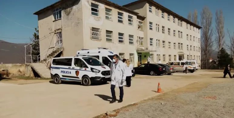 Flet mjeku kosovar që mori vaksinën e AstraZeneca në Kukës