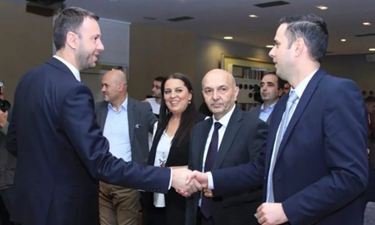 Lumir Abdixhiku mbledh kryesinë e partisë