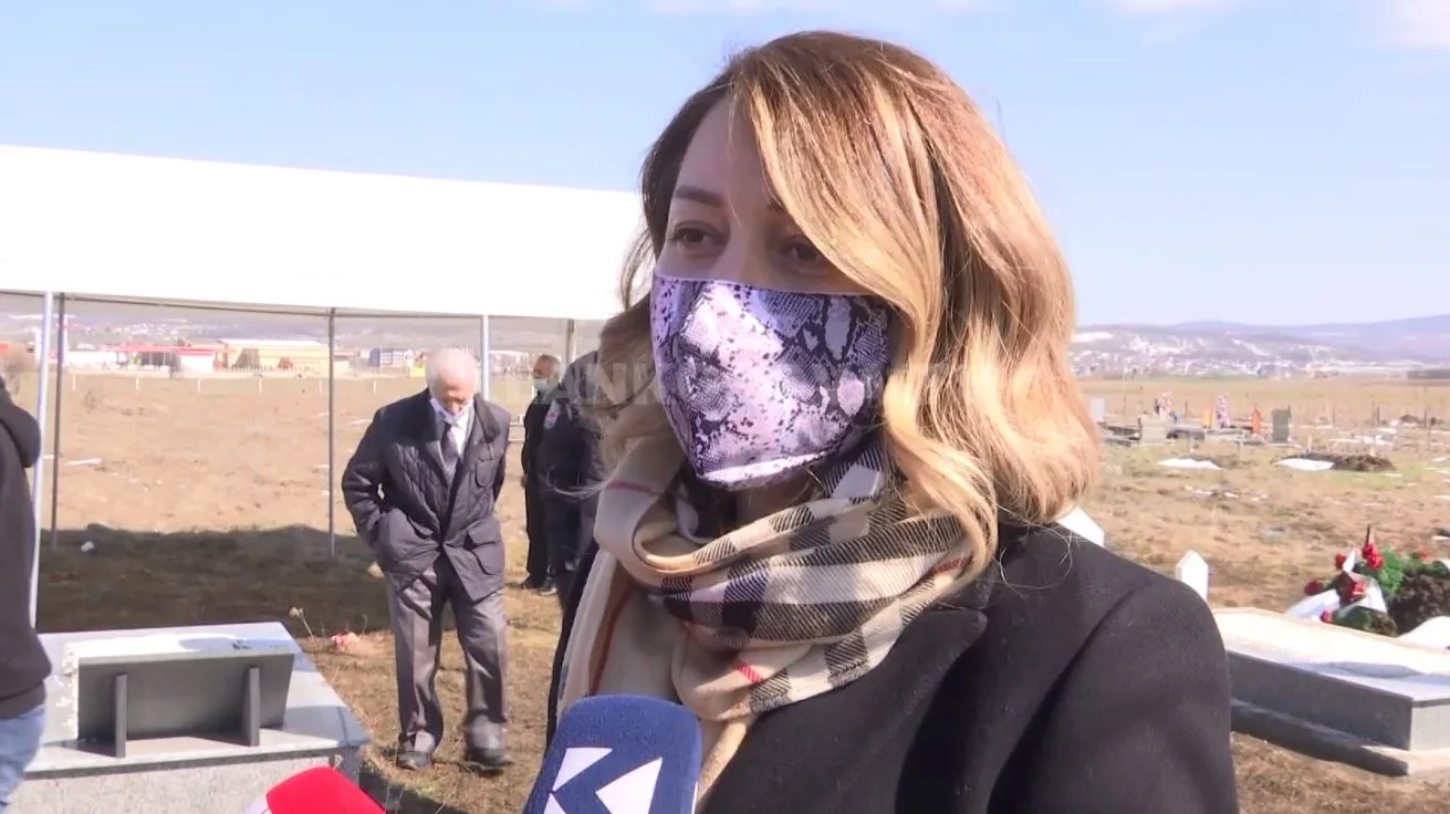 Adelina mes lotësh flet pas varrosjes së babait: Ka qenë krenaria jonë si familje (VIDEO)