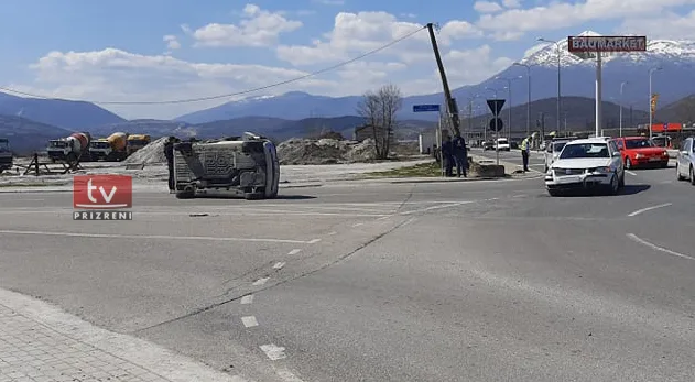 Aksident trafiku tek rrethrrotullimi i Hoçës së Qytetit