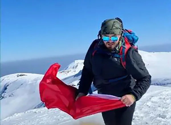 Tre pejanë për 17 shkurt vendosën flamurin shqiptar në majën e malit serb