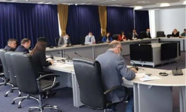 Paralajmëron infektologu kosovar: Të merren masa të reja kufizuese, situata do jetë tragjike në njerëz nëse nuk veprojmë!