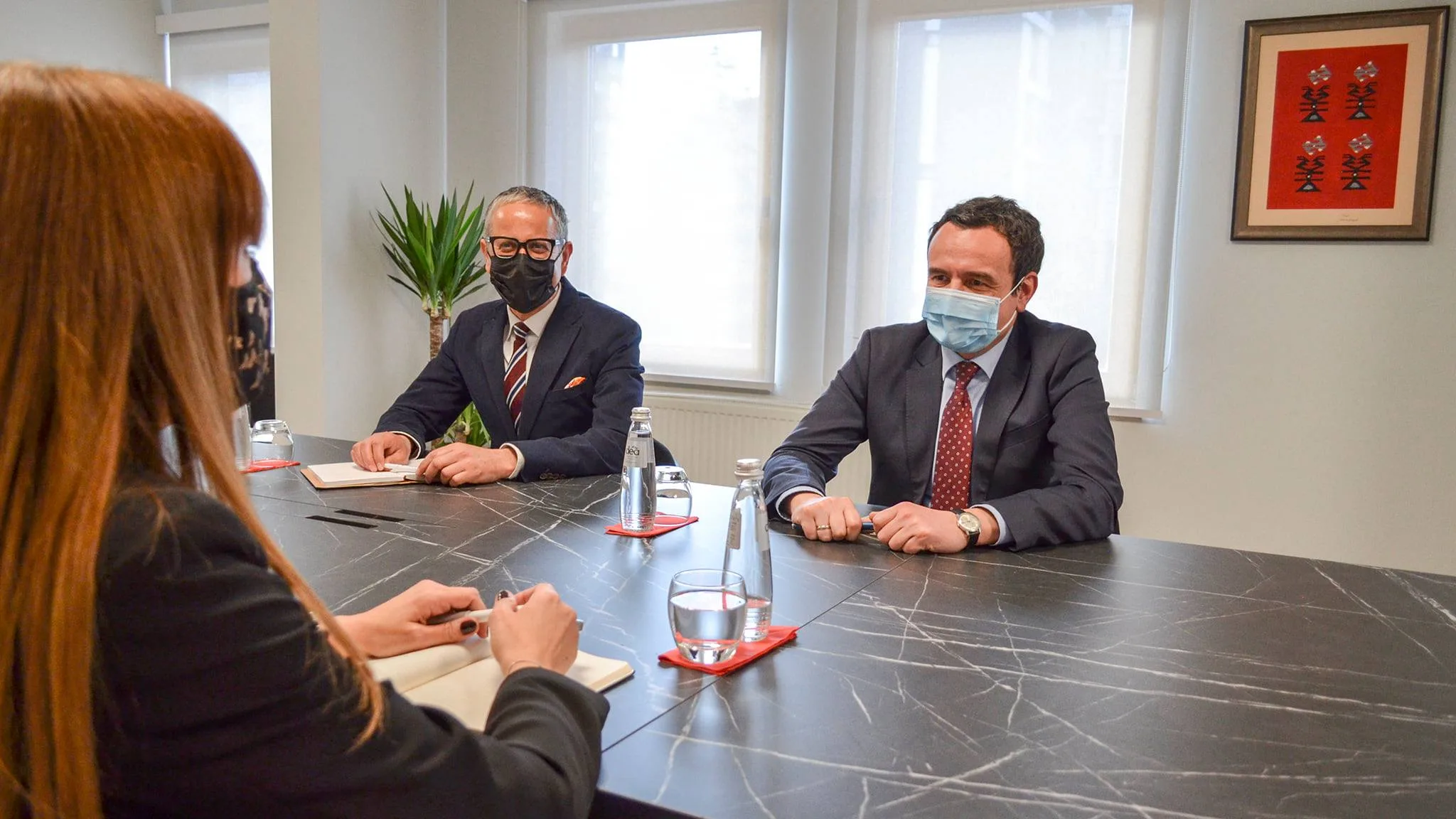 Kurti takohet me ambasadoren e Luksemburgut, i kërkon ndihmë për sigurimin e vaksinave
