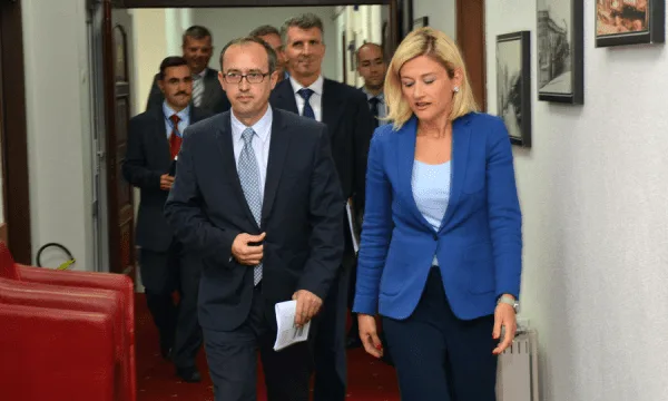 Kusari-Lila: Hoti nuk e ka tejkaluar humbjen e zgjedhjeve, në Prekaz nuk më përshëndeti