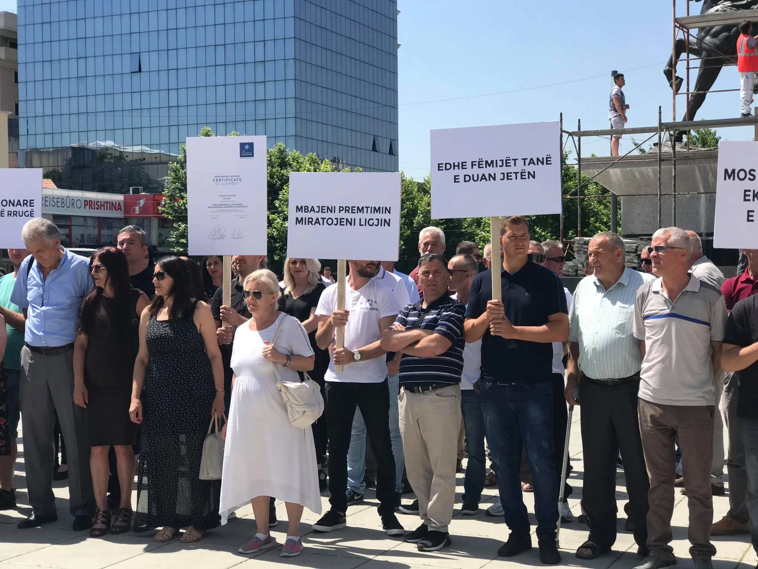 Punëtorët e Lotarisë së Kosovës protestojnë sot para Qeverisë për paga