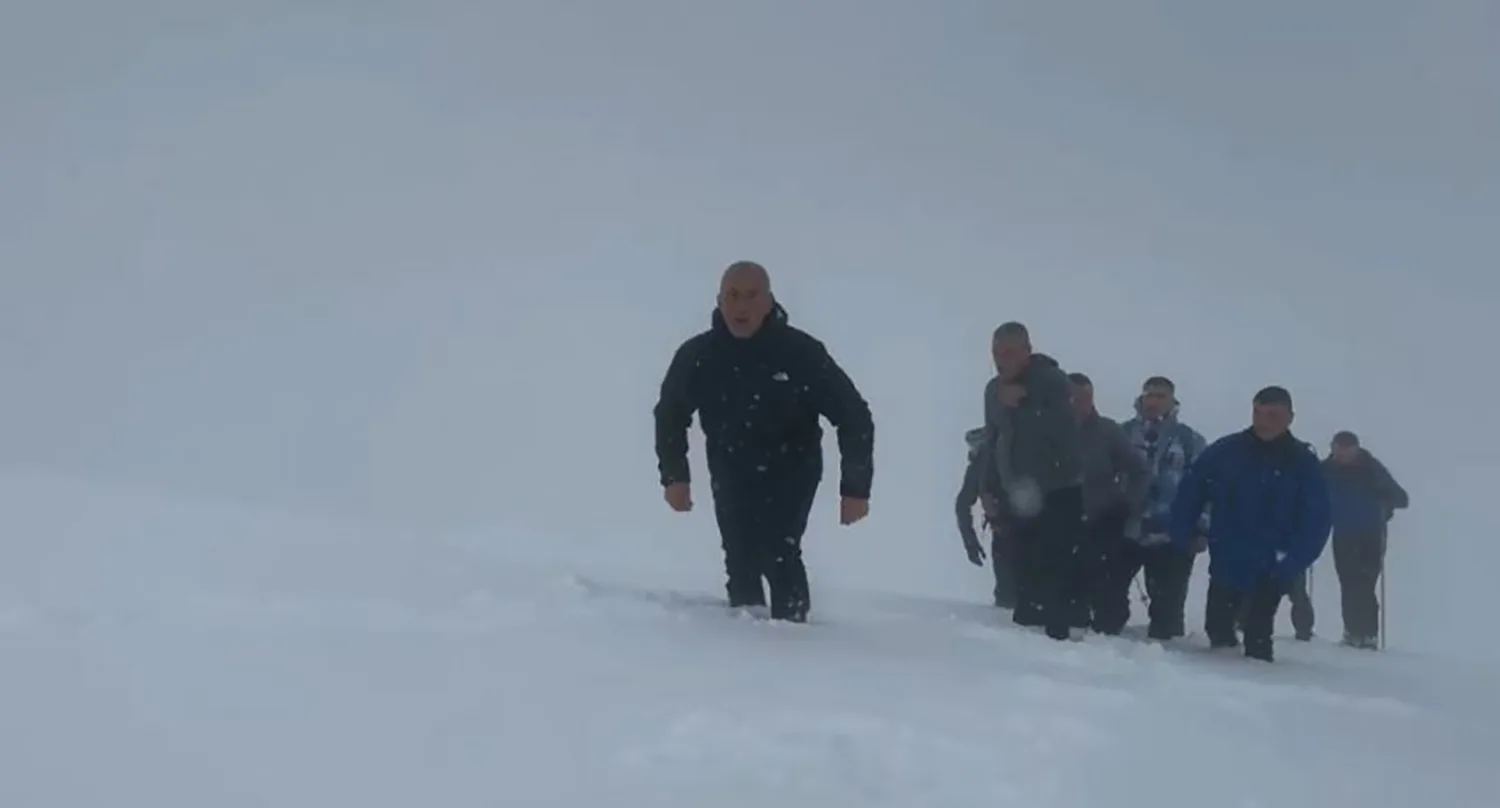 Haradinaj sfidon të ftohtin, bën 2 orë ecje për t’u ngjitur në Majën e Bistrës