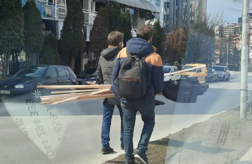 PSD sërish në aksion – vendos flamuj të zinj në kryeqytet