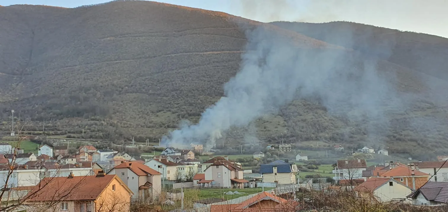 Shpërthejnë dy zjarre në Zhur, krijohet tym i dendur mbi këtë lokalitet