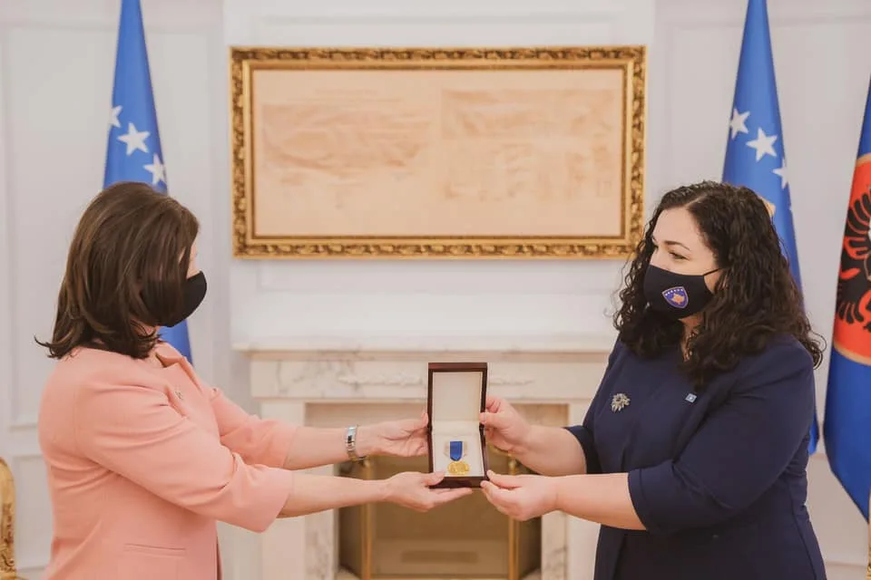 Vjosa Osmani ia dorëzon kopjen e dekoratës “Urdhri Hero i Kosovës” bashkëshortes së Agim Ramadanit