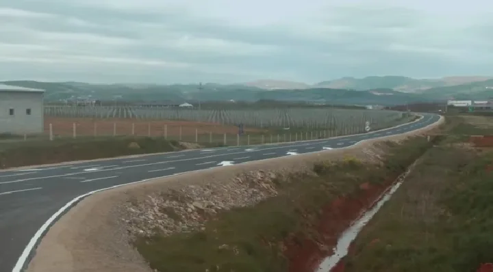 Pamje e mrekullueshme e unazës që lidh Zonën Industriale në Shirokë me Autostradën