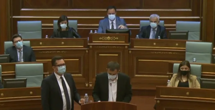 Vjosa Osmani e kalon sfidën e parë, 81 vota në kuti