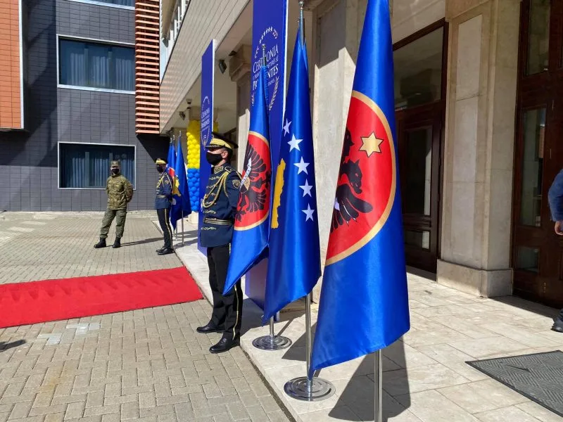 Me flamurin e Kosovës dhe atë Dardan, Vjosa Osmani e pranon detyrën si presidente
