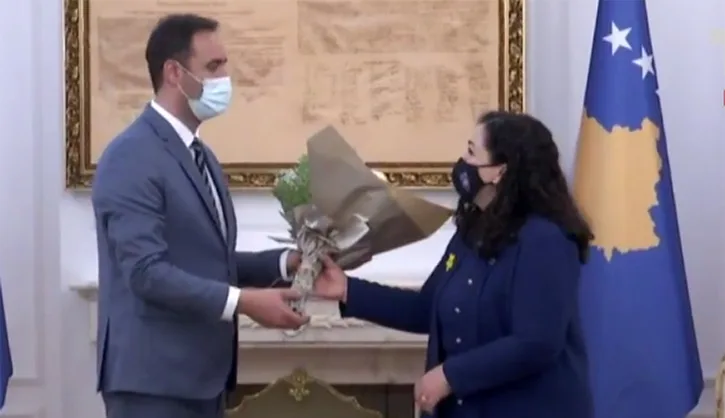 Glauk Konjufca ja dorëzon detyrën e Presidentit Vjosa Osmanit