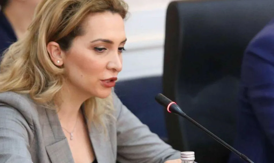 Qëndroi në sallë kur u votua Vjosa Osmani si presidente, AAK merr vendim për Albena Reshitajn