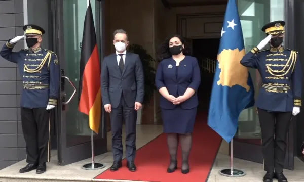 Maas mbërrin në Presidencë për takimin me Vjosa Osmanin
