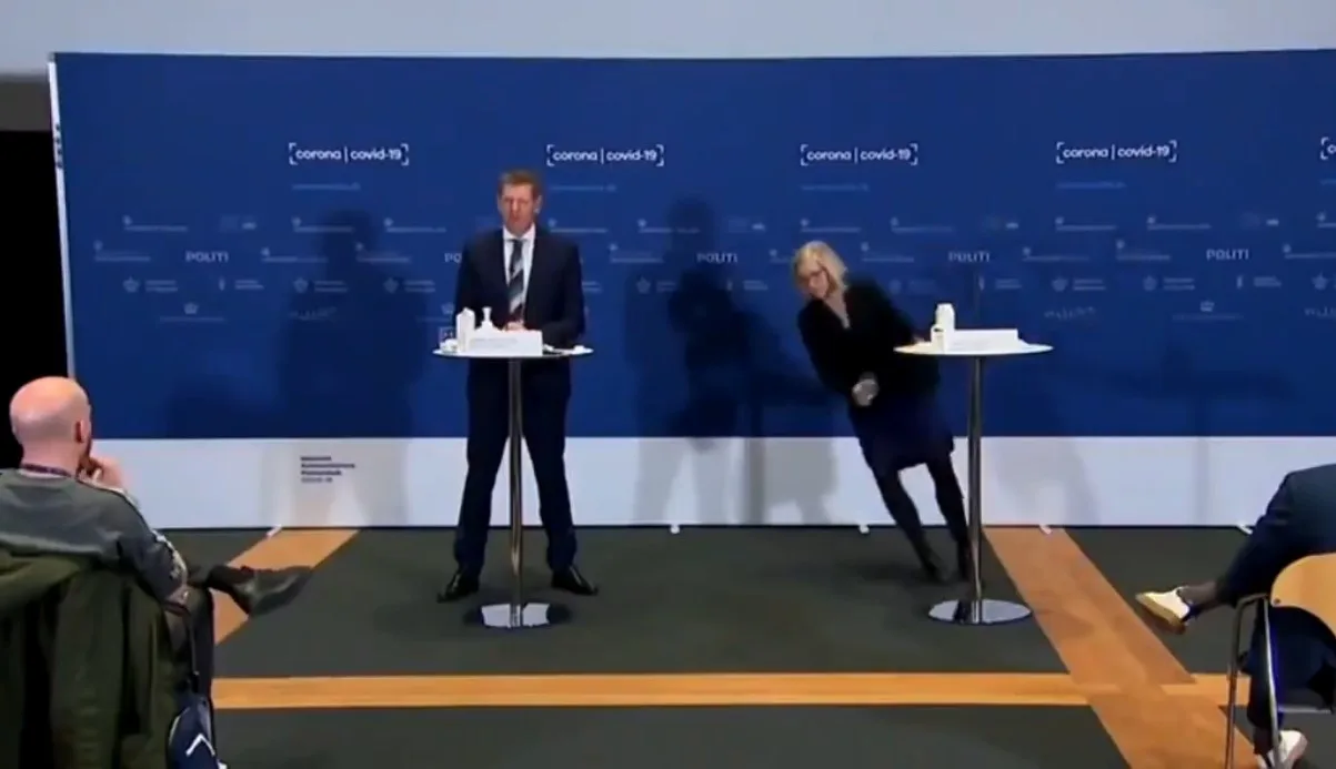 Po shpallte pezullimin e vaksinës, zyrtares daneze i ra të fikët në konferencën për mediat
