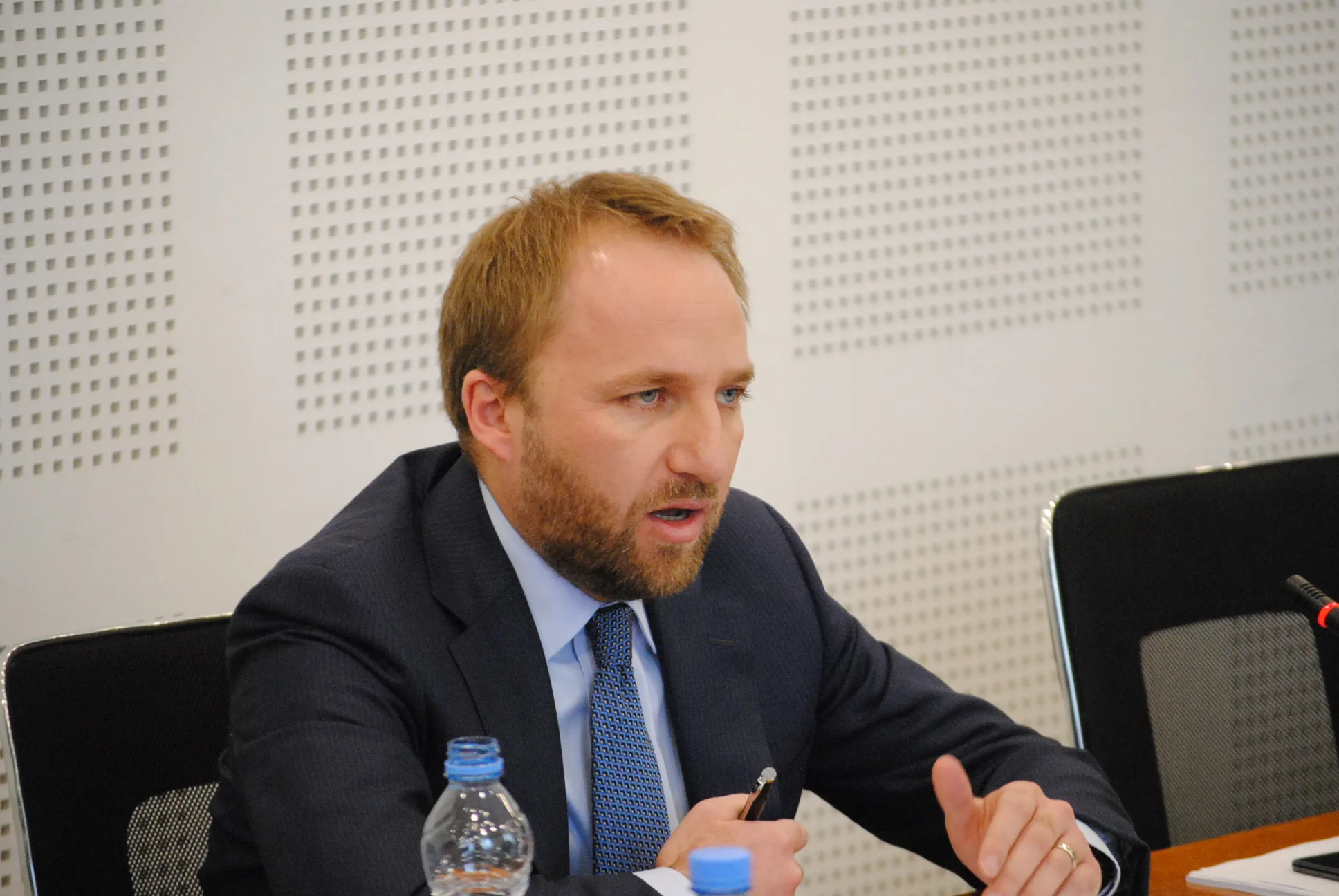 Tahiri: Vjosa Osmani është kukull e Albin Kurtit