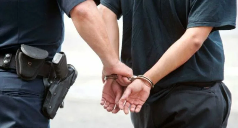 Bashkëjeton me një të mitur, arrestohet nga Policia