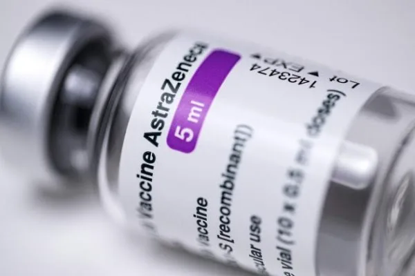 KE: Asnjë arsye për të ndaluar dozën e dytë të vaksinës AstraZeneca
