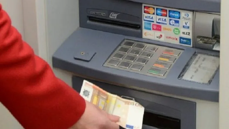 Intervistohet nga policia pasi kishte mbuluar kamerën në një bankomat në Prishtinë