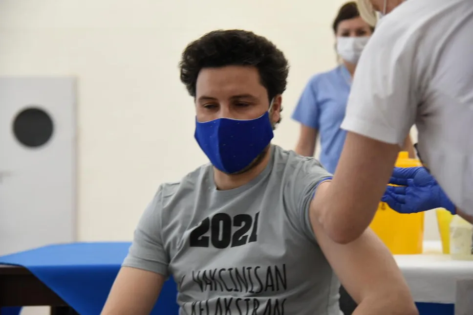 Vaksinohet kundër COVID-19, Dritan Abazoviq