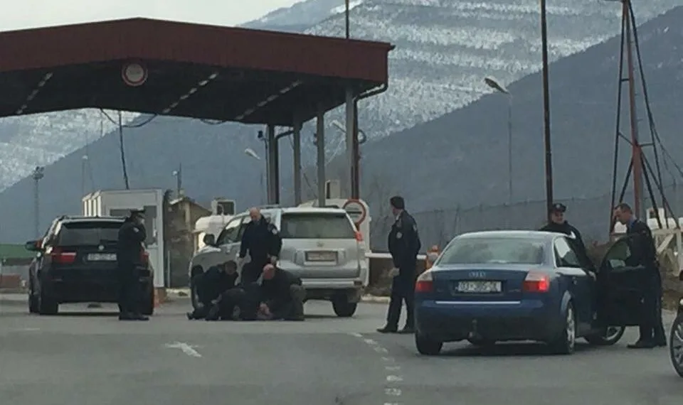 25-vjeçari ia ofroi policit 30 euro për ta kaluar kufirin me Shqipërinë, arrestohet