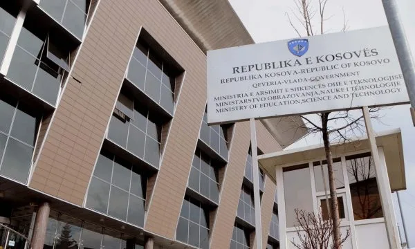 MASHTI ndanë bursa për nxënësit e komuniteteve ashkali, rom dhe egjiptian