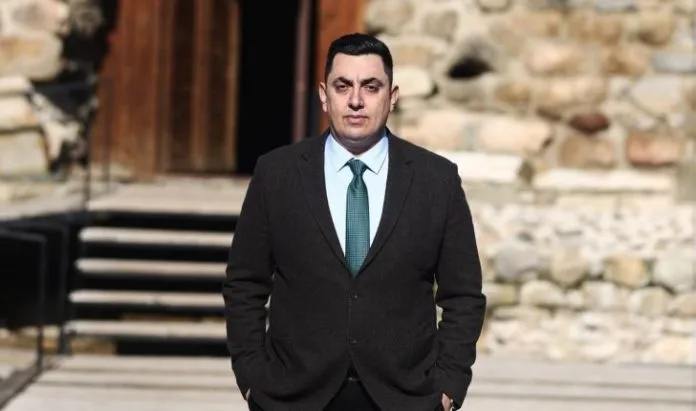 “Po shantazhon një popull për ego personale”, Abazi i PDK-së e quan ‘përbindësh politik’ Albin Kurtin