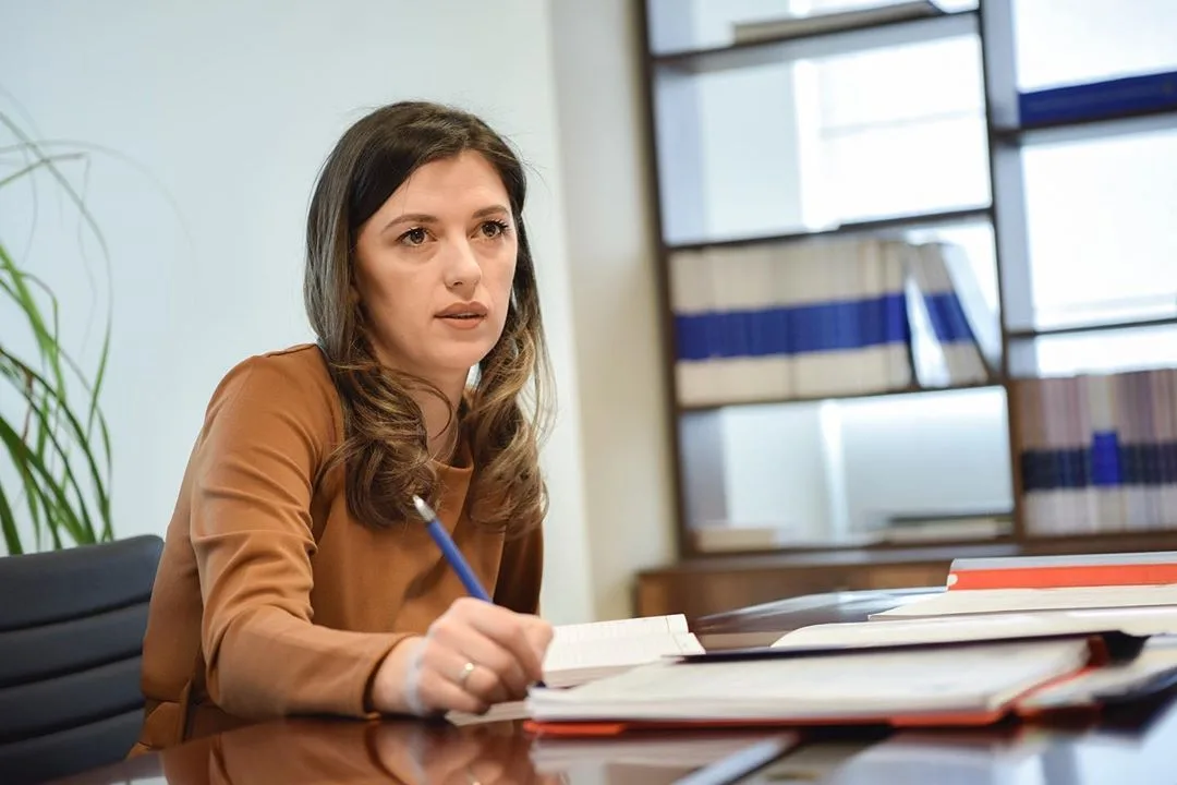 Ministrja Haxhiu shkarkon tre zyrtarë nga divizioni për mbrojtje juridike në Gjykatën Speciale