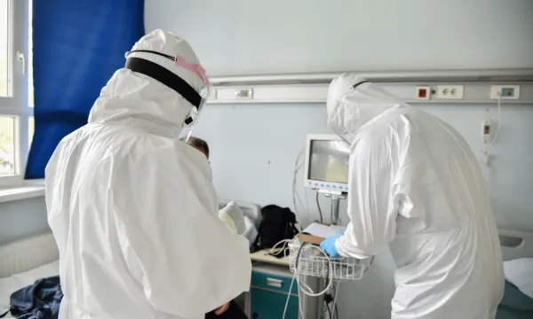 Vdes pas infektimit me koronavirus 24-vjeçarja, disa ditë pasi lindi foshnjën në QKUK