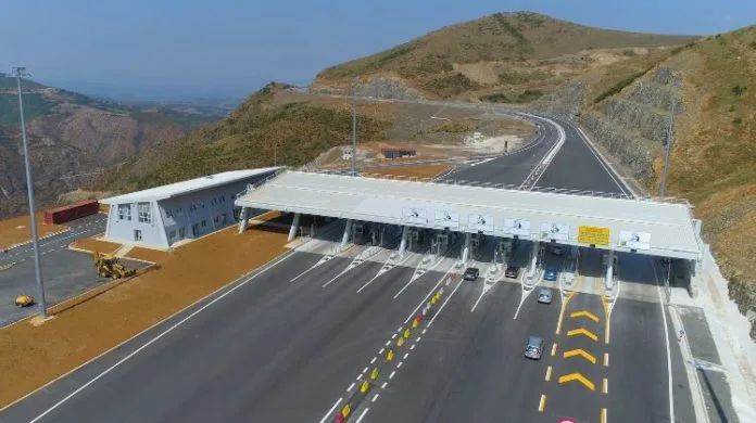 Paralajmërohet ulja e taksës në rrugën e Kombit