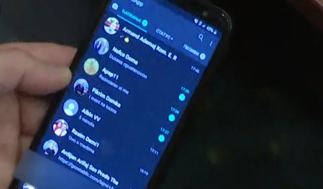 Kamera kap telefonin e Adem Hoxhës, shihet komunikimi mes tij e Albin Kurtit