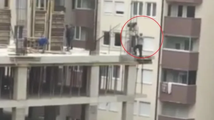 Punëtori në Fushë Kosovë punon pa asnjë masë mbrojtëse, rrezikon të bie nga kati i 8-të i objektit